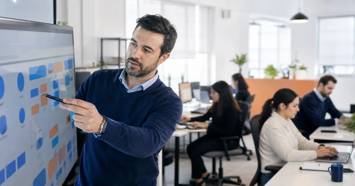 Responsable de una oficina contable revisando un flujo compartido con su equipo