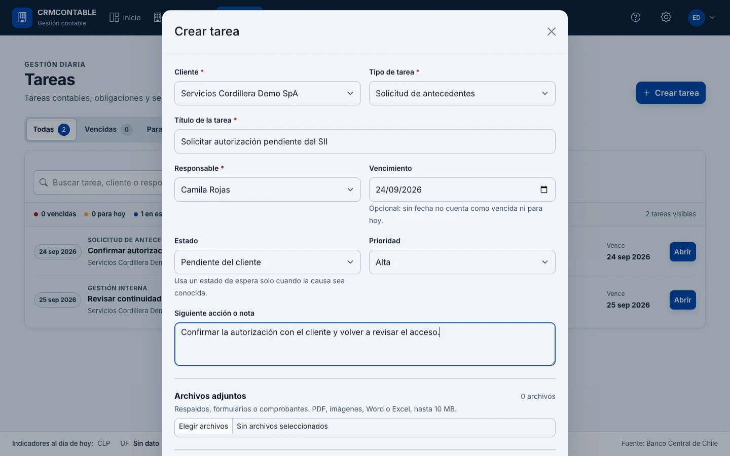 Formulario Crear tarea de CRMContable con cliente ficticio, tipo Solicitud de antecedentes, responsable, fecha, estado y próxima acción